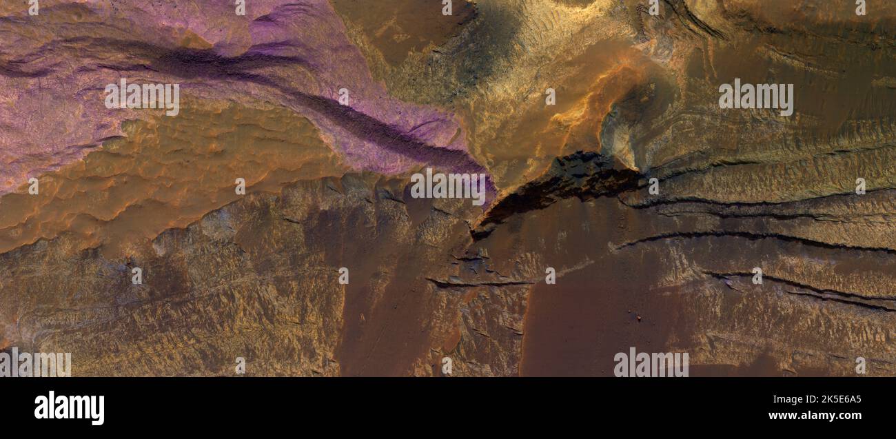 Marsatlandschaft. Dieses HiRISE-Bild zeigt die Sedimentgesteindiversität im Terby-Krater am nördlichen Rand des Hellas-Beckens, gefüllt mit Sedimentablagerungen, die möglicherweise durch oder im Wasser abgelagert werden.der nordöstliche Teil dieser Schichten wurde durch den Wind erodiert, wodurch die Schichten freigelegt wurden. Der Farbausschnitt ist ein Beispiel für diese Materialien, in denen die verschiedenen Farben und Texturen unterschiedliche Gesteinstypen repräsentieren. Bild ist weniger als 1 km von oben nach unten Eine einzigartige optimierte Version der NASA-Bilder. Quelle: NASA/JPL/UArizona Stockfoto