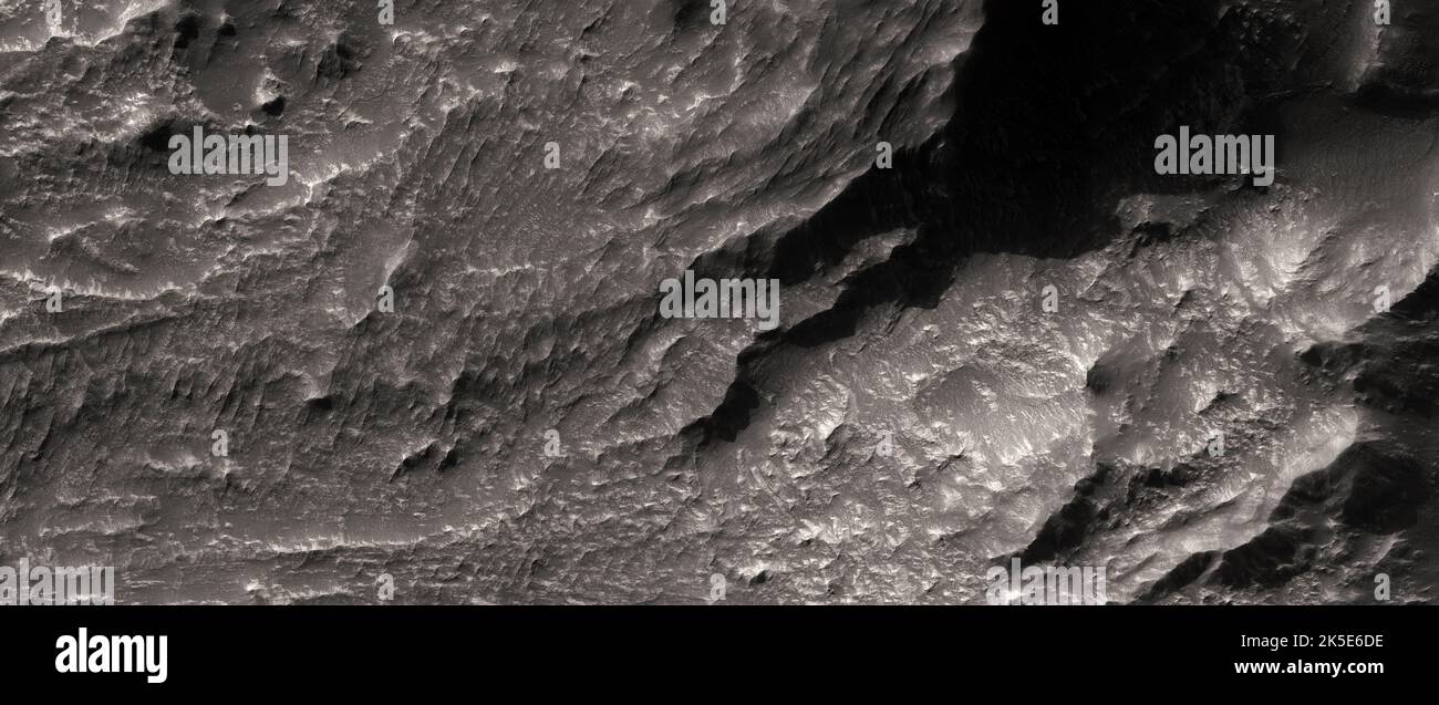 Marsatlandschaft. Dieses HiRISE-Bild zeigt eine Übersicht eines Claritas Fossae Scarp, Mars, der einen kleinen Teil des gesamten Scarp zeigt. Claritas Fossae ist ein dicht zerschnittenes Hochlandgelände auf dem Tharsis Rise, das unmittelbar südlich der Tharsis Montes liegt. Das Bild ist weniger als 5 km (3 mi) quer. Eine einzigartige optimierte Version von NASA-Bildern. Quelle: NASA/JPL/UArizona Stockfoto