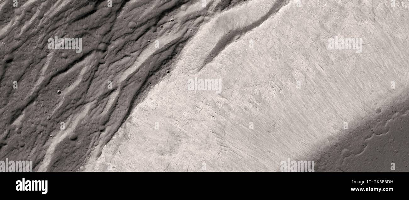 Marsatlandschaft. Dieses HiRISE-Bild zeigt Landformen auf der Oberfläche des Mars. Dieses Bild zeigt den nordöstlichen Rand der Caldera des Olympus Mons. Olympus Mons ist der berühmteste Vulkan im Sonnensystem. Es ist jedoch so breit, dass es eher so aussieht, als würde man einen Hügel hinaufklettern und keinen vertikalen Aufstieg machen, wie man es auf Mt. Everest. Das Bild zeigt Gelände unter 5 km (3 mi) von oben nach unten. Norden liegt auf der linken Seite. Eine einzigartige optimierte Version von NASA-Bildern. Quelle: NASA/JPL/UArizona Stockfoto