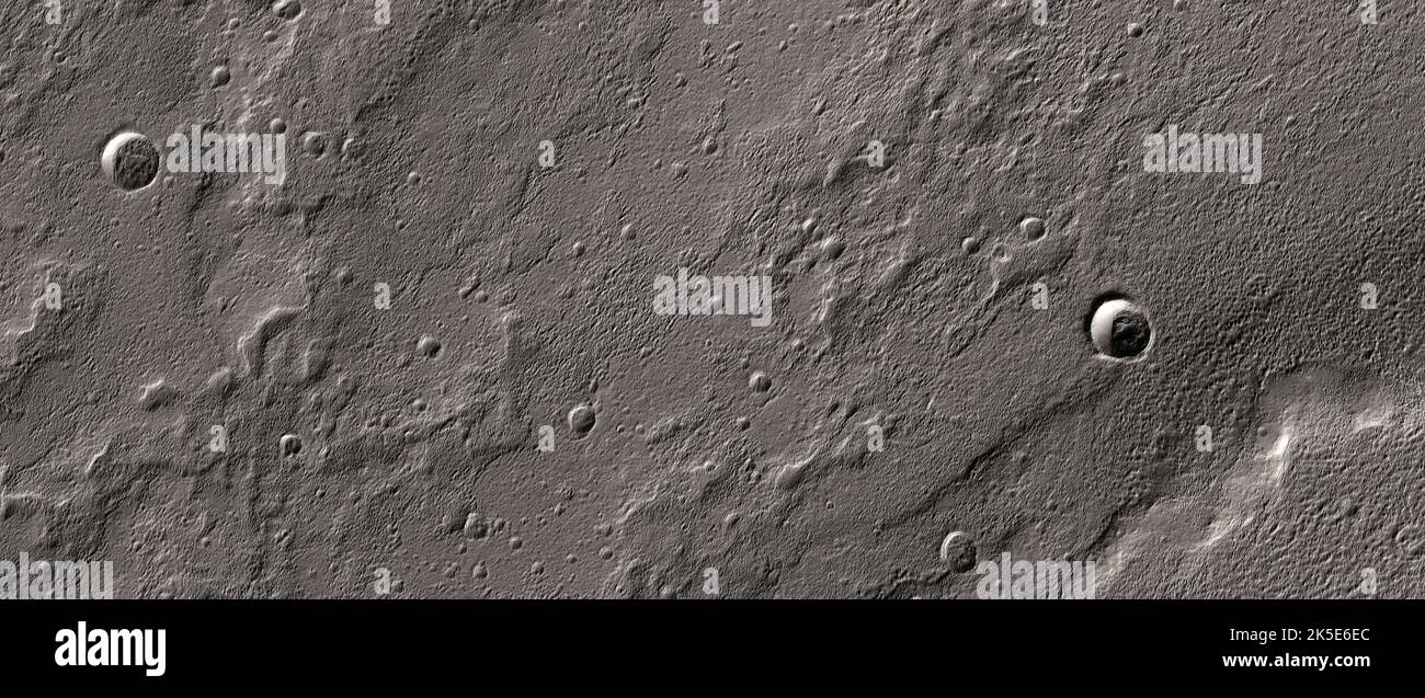 Marsatlandschaft. Dieses HiRISE-Bild zeigt Landformen auf dem östlichen Teil des Mars von Alba Pera.Alba Pera ist ein primäres vulkanisches Zentrum des Mars, das Potenzial für ein weiteres Verständnis der Geologie und des Magmatismus des Mars besitzt. (Bild zeigt Gelände, das sich weniger als 5 km von oben nach unten erstreckt; Norden ist Links Eine einzigartige optimierte Version der NASA-Bilder. Quelle: NASA/JPL/UArizona Stockfoto