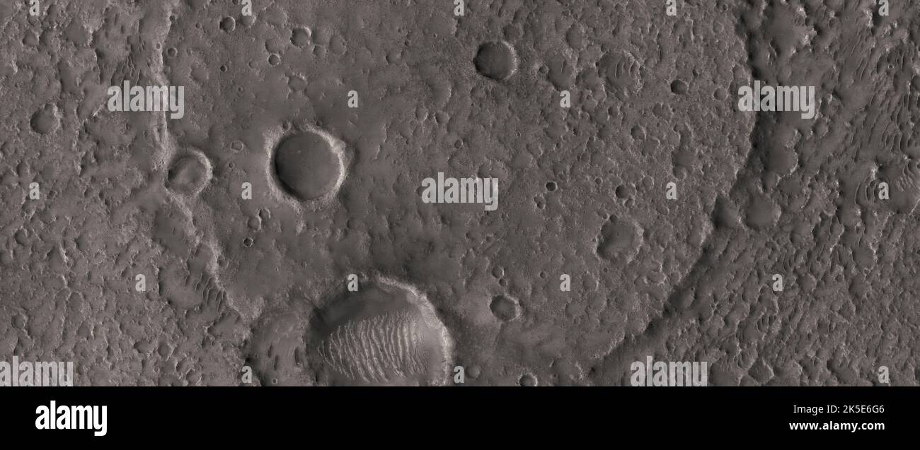 Marsatlandschaft. Dieses HiRISE-Bild zeigt Landformen auf der Oberfläche des Mars. Der Boden des Flaugergues Kraters der felsige Boden hier weist auch einige invertierte Materialien auf. Dies weist oft darauf hin, dass das Material gegenüber Erosion widerstandsfähiger ist als das umliegende Gelände. Die Frage ist: Wie wurde es hier hinterlegt? Flaugergues hat einen Durchmesser von etwa 245 Kilometern und wurde nach Honore Flaugergues, einer französischen Astronomin (1755-1835), benannt. Eine einzigartige optimierte Version von NASA-Bildern. Quelle: NASA/JPL/UArizona Stockfoto