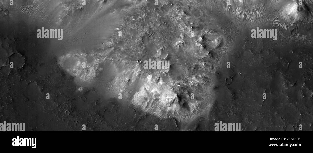 Marsatlandschaft. Dieses HiRISE-Bild zeigt Landformen auf der Oberfläche des Mars.Mesa im Südwesten Nili Fossae. Bilder von anderen Raumflugzeugemissionen zeigen, dass dieser mesa eine Mischung aus verschiedenen Lithologien ist, die wahrscheinlich aus der frühen noachischen Epoche auf dem Mars stammen, vor etwa 3,7 bis 4 Milliarden Jahren. (Das absolute Alter des noachischen Zeitalters bleibt ungewiss.) Das Bild zeigt ein Gelände von weniger als 5 km (3 mi) in einer einzigartigen optimierten Version der NASA-Bilder. Quelle: NASA/JPL/UArizona Stockfoto