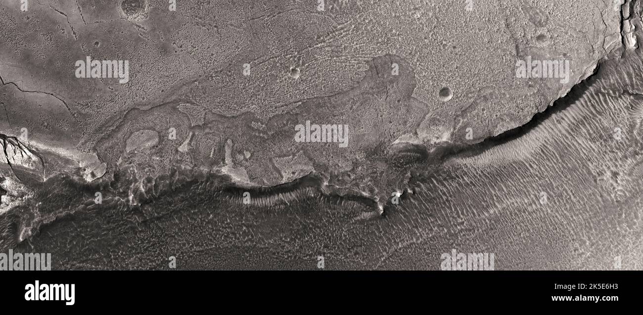 Marsatlandschaft. Dieses HiRISE-Bild zeigt Landformen auf der Oberfläche des Mars. Ein Kanal in Mamers Valles mit möglichen Tonen. Mamers Valles ist eine lange, gewundene Schlucht im Norden des Mars, die sich über 1000 Kilometer erstreckt und durch die zerkraterten Hochebenen des Arabia Terra bis zum Rand der weiten nördlichen Tiefebene verläuft. Eine einzigartige optimierte Version von NASA-Bildern. Quelle: NASA/JPL/UArizona Stockfoto
