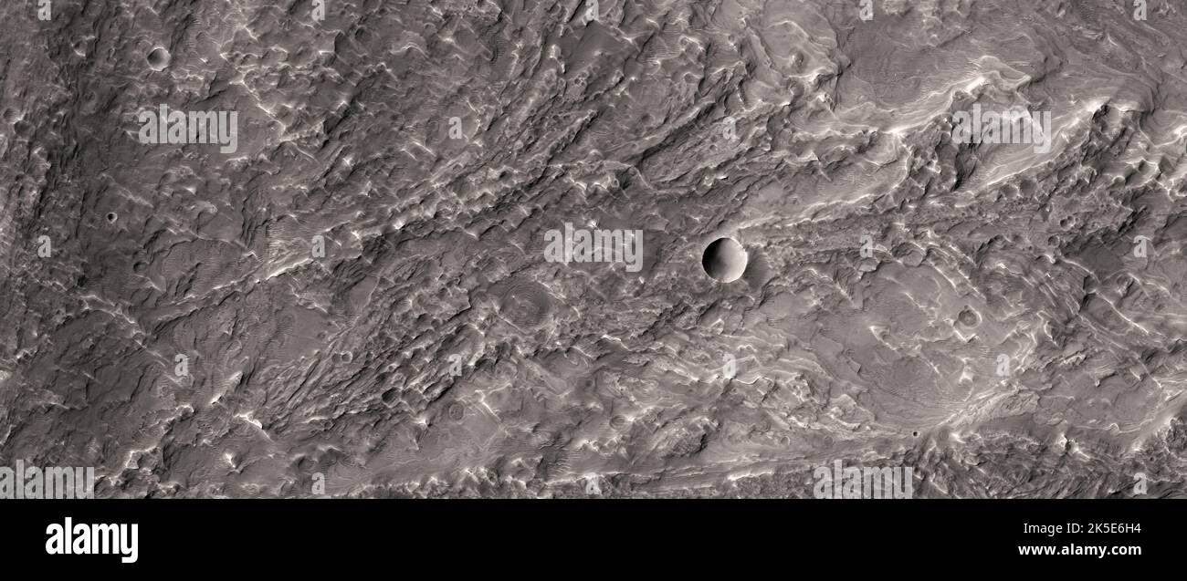 Marsatlandschaft. Dieses HiRISE-Bild zeigt den Boden des Saheki-Kraters, Mars. Eine einzigartige optimierte Version von NASA-Bildern. Quelle: NASA/JPL/UArizona Stockfoto