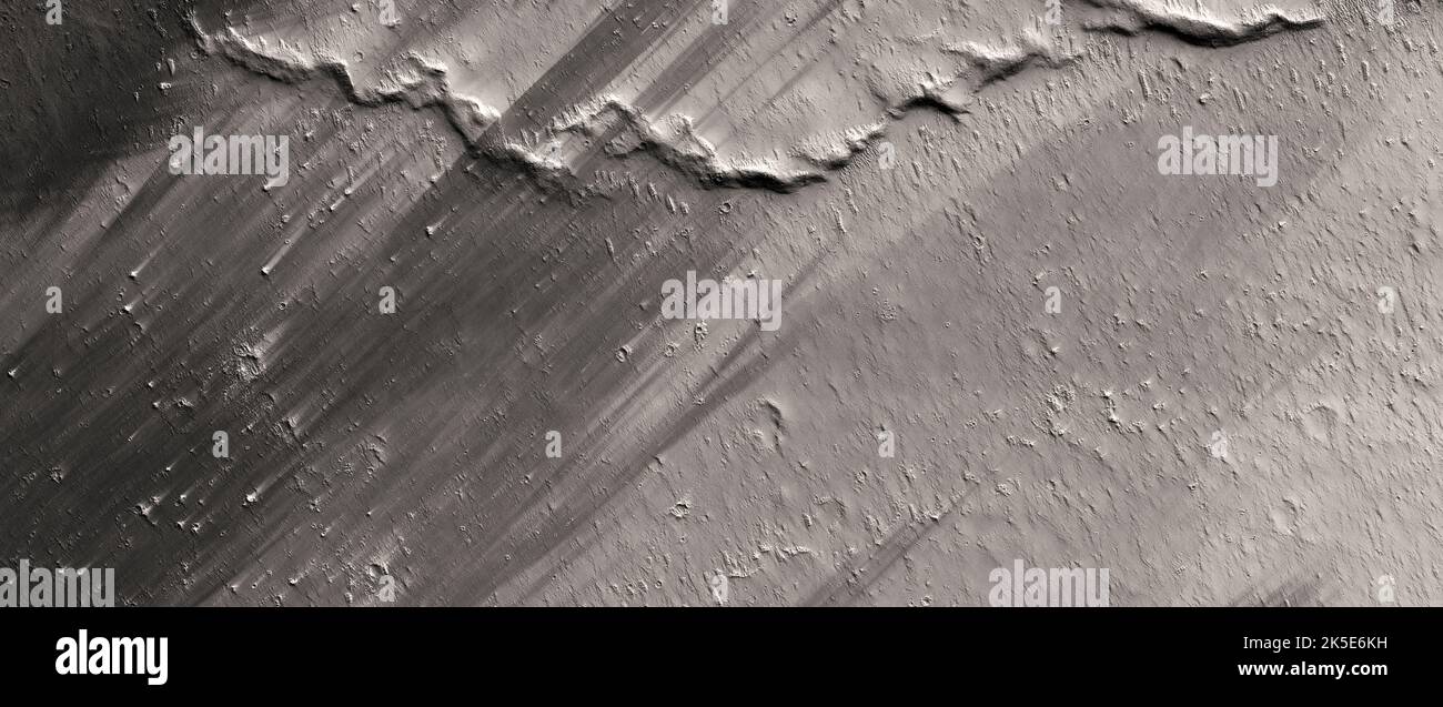 Marsatlandschaft. Dieses HiRISE-Bild zeigt Landformen auf der Oberfläche des Mars. Diese Streifen deuten auf die vorherrschende Richtung des Marswindes hin. (Hinweis: norden ist auf diesem Bild rechts). Eine einzigartige optimierte Version von NASA-Bildern. Quelle: NASA/JPL/UArizona Stockfoto