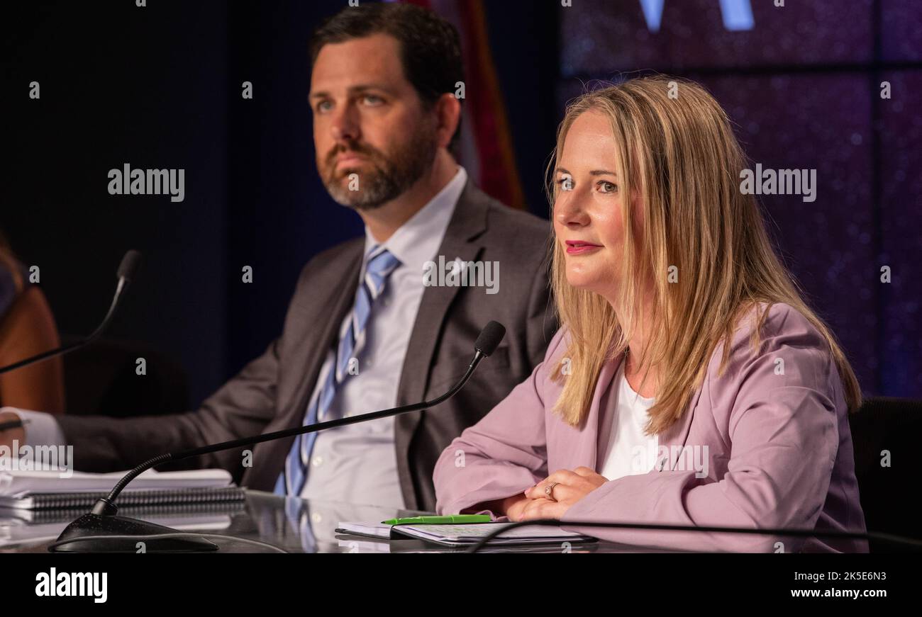 Von links Jeremy Parsons, Exploration Ground Systems, stellvertretender Programmmanager, NASA Kennedy; Und Melody Lovin, Wetterbeamter, Space Launch Delta 45, nehmen am 2. September 2022 am Kennedy Space Center der NASA in Florida an einer Medienbesprechung zum Status des Artemis I-Countdowns Teil. Artemis I soll am 3. September um 2:17 Uhr EDT vom Kennedy Launch Complex 39B starten. Der Start wurde am 29. August aufgrund eines Problems beim Tanken abgewinkt. Als erste in einer Reihe zunehmend komplexer werdender Missionen wird Artemis I eine Grundlage für die Erforschung des menschlichen Tiefraums schaffen und NAS demonstrieren Stockfoto
