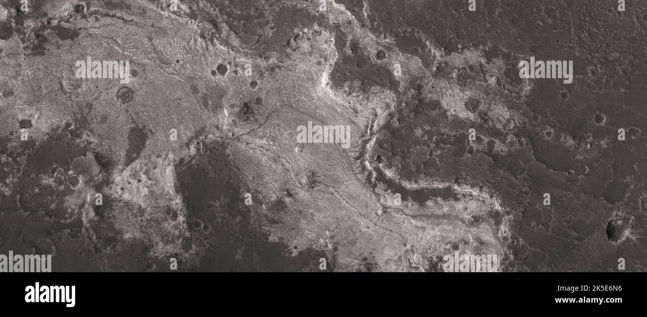 Marsatlandschaft. Dieses HiRISE-Bild zeigt Landformen auf der Oberfläche des Mars. Mawrth Vallis, ein Dauerfavorit auf der Liste der potenziellen Landeplätze, ist bekannt für das Vorhandensein von Tonen zusätzlich zu der schönen Topographie. Das Tal ist ein Kanal, der wahrscheinlich durch massive Überschwemmungen in der Antike gebildet wurde. Eine einzigartige optimierte Version von NASA-Bildern. Quelle: NASA/JPL/UArizona Stockfoto