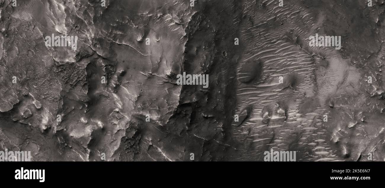 Marsatlandschaft. Dieses HiRISE-Bild zeigt Landformen auf der Oberfläche des Mars. Diese Beobachtung erfasst freiliegendes Gestein, das sich innerhalb einer sehr linearen Kette von Einschlagskratern befindet. (Norden liegt auf der rechten Seite.) Eine einzigartige optimierte Version von NASA-Bildern. Quelle: NASA/JPL/UArizona Stockfoto