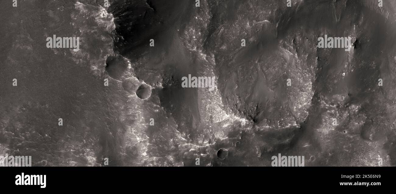 Marsatlandschaft. Dieses HiRISE-Bild zeigt die westliche Wand des Holden-Kraters, Mars.Dieses Ziel lag sehr nahe an anderen Bereichen, die die Ellipse für das Mars Science Laboratory bildeten, als der Holden-Krater einst als möglicher Landeplatz galt. Es besteht das Potenzial für die Bildung hydrothermaler Ablagerungen und Impaktite in diesem Gebiet, die ein mögliches Ziel für direkte Untersuchungen darstellen. Eine einzigartige optimierte Version von NASA-Bildern. Quelle: NASA/JPL/UArizona Stockfoto