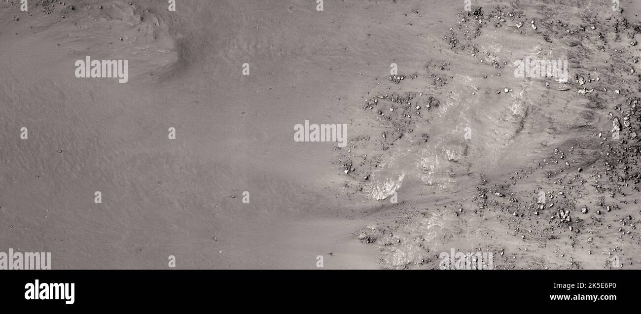 Marsatlandschaft. Dieses HiRISE-Bild zeigt Landformen auf der Oberfläche des Mars. Hier ist ein Einschlagskrater am nordöstlichen Rand des Hellas-Beckens mit hervorragenden Aufnahmen von Grundsteinschichten. Hier sehen wir einen Teil des steilen inneren Abhangs, wo ein Teil des Felsgesteins in eckige Stücke gebrochen ist, und gleiten den Hang teilweise hinunter. Das Bild zeigt Gelände mit einer Länge von weniger als 5 km (3 mi). Eine einzigartige optimierte Version von NASA-Bildern. Quelle: NASA/JPL/UArizona Stockfoto