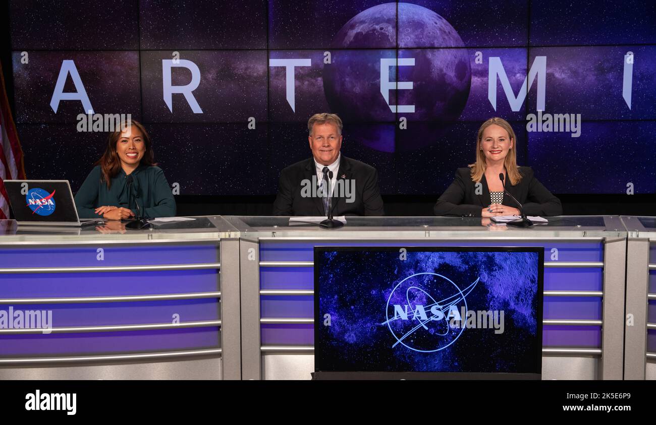 Am 28. August findet im Kennedy Space Center der NASA in Florida eine Medienbesprechung zum Status des Artemis-Countdowns statt. Von links sind Megan Cruz, NASA Communications; Jeff Spaulding, Artemis I Senior NASA Test Director; Melody Lovin, Wetteroffizier, Space Launch Delta 45. Artemis I soll am 29. August um 8:33 Uhr EDT vom Kennedy Launch Complex 39B starten. Artemis I ist die erste in einer Reihe von zunehmend komplexen Missionen und wird eine Grundlage für die Erforschung des menschlichen Tiefraums schaffen und unser Engagement und unsere Fähigkeit demonstrieren, die menschliche Präsenz auf den Mond und darüber hinaus auszuweiten. Der Stockfoto
