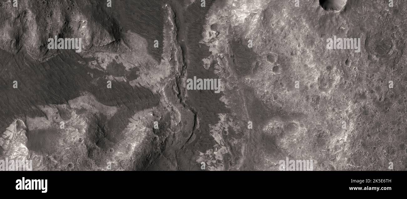 Marsatlandschaft. Dieses HiRISE-Bild zeigt Hinweise auf invertierte Kanäle und mögliche Mäander, ähnlich denen im Eberswalder Krater. Es gibt auch Tonerde in der nahen Region und möglicherweise auch an diesem Ort. Das Bild ist weniger als 5 km (3 mi) und liegt 259 km (161 mi) über der Oberfläche. Eine einzigartige optimierte Version von NASA-Bildern. Quelle: NASA/JPL/UArizona Stockfoto