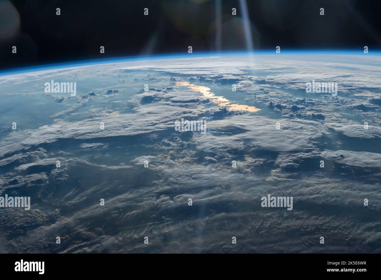 Dieses atemberaubende Erdbild, das die Expedition 47-Besatzung am 31. Mai 2016 von der Internationalen Raumstation aufgenommen hat, blickt von nw-China auf dem Boden in den Osten Kasachstans. Der große See in Kasachstan mit goldenem Sonnenglanz ist der halbmondförmige See Balkhasch, der zweitgrößte See in Zentralasien. Der Balkhash-See liegt in der Balkhash-Alakol-Depression im Südosten Kasachstans und erstreckt sich über 7.115 Quadratkilometer. Eine einzigartige Version eines Originalbildes der NASA. Quelle: NASA Stockfoto