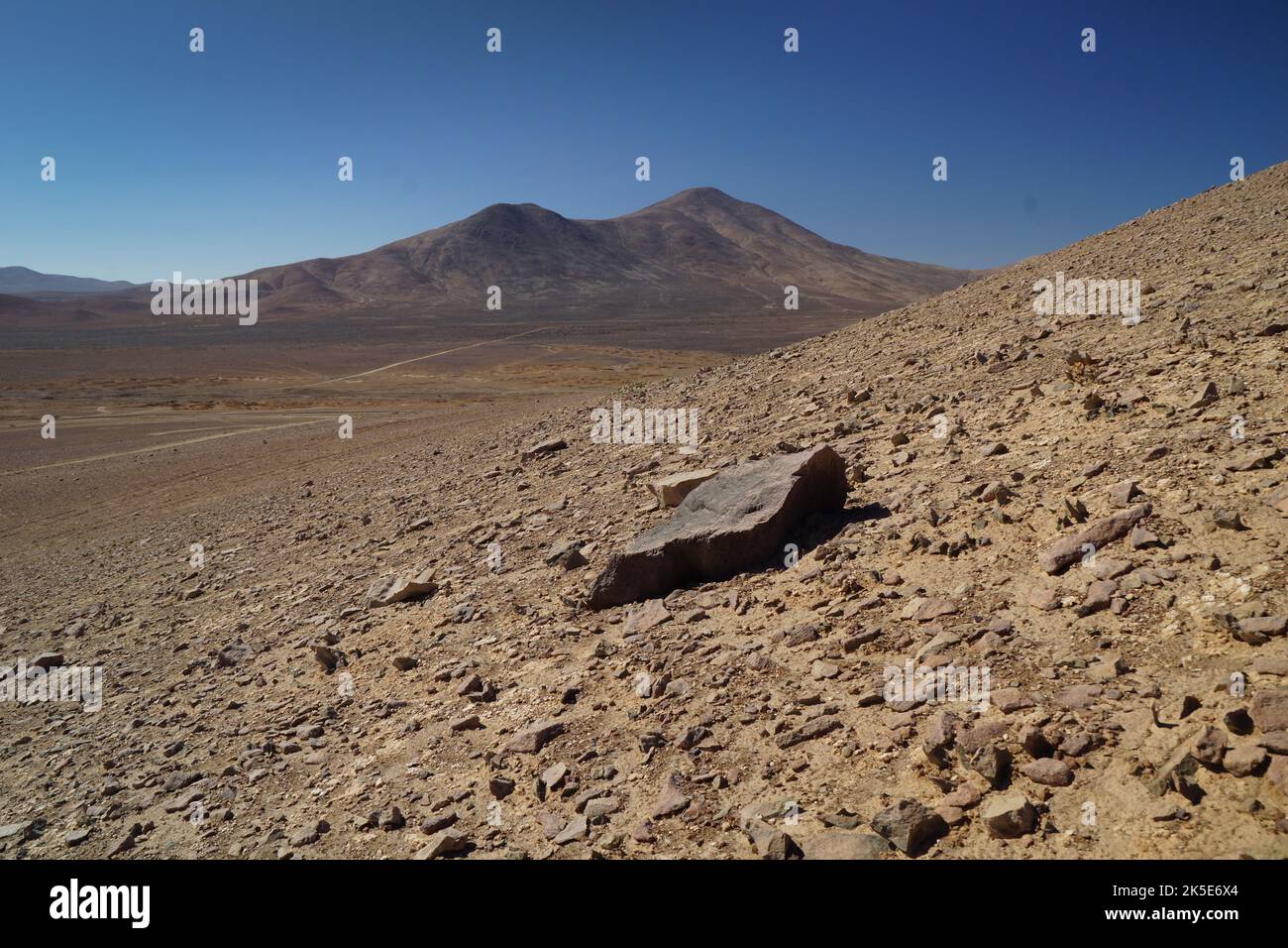 Die chilenische Atacama-Wüste ist die trockenste unpolare Wüste der Erde -- und ein fertiges Analogon für das zerklüftete, aride Gelände des Mars. Nur wenige Orte sind lebensfeindlich wie die chilenische Atacama-Wüste. Es ist die trockenste unpolare Wüste der Erde, und nur die widerstandsreichsten Mikroben überleben dort. Seine felsige Landschaft liegt seit Äonen ungestört, extremen Temperaturen und Sonneneinstrahlung ausgesetzt. Eine einzigartige Version eines Originalbildes der NASA. Quelle: NASA/JPL-Caltech Stockfoto