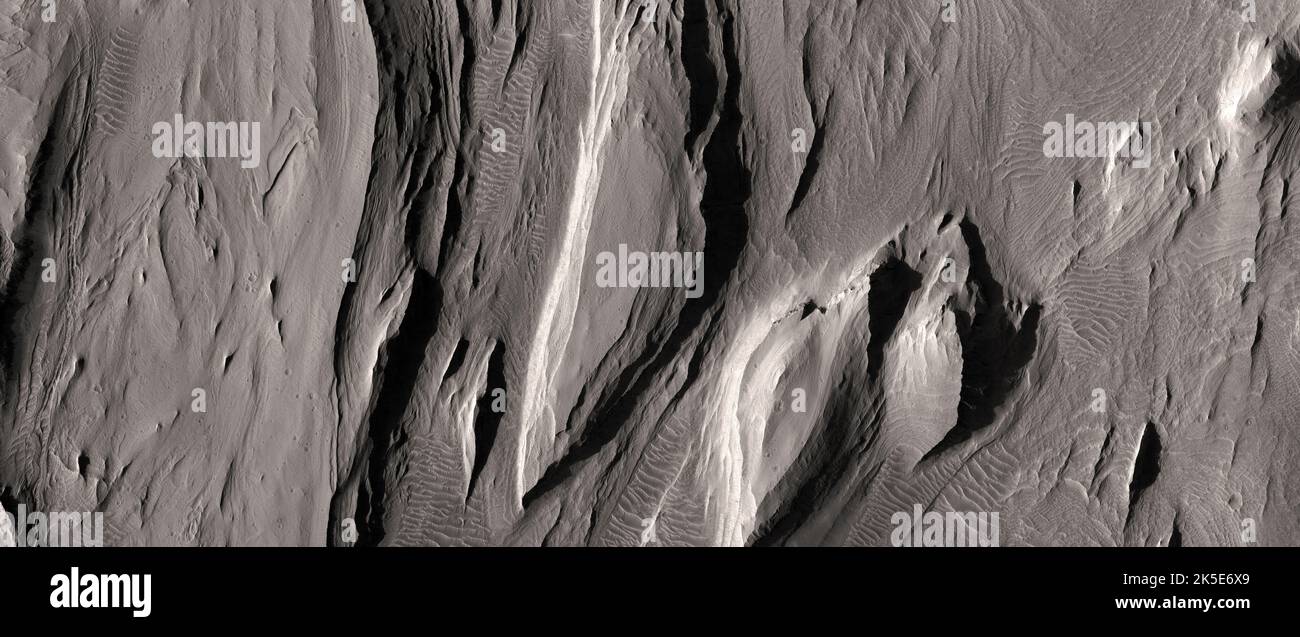 Marsatlandschaft. Dieses HiRISE-Bild zeigt Landformen auf dem Boden von East Candor Chasma. Diese Falz- und Deformationsstrukturen innerhalb der geschichteten Lagerstätten in Ost-Candor Chasma werden für eine strukturelle Analyse mit einem digitalen Geländemodell hervorragend sein. Das Bild ist weniger als 5 km (3 mi) und liegt 266 km (165 mi) über der Oberfläche. Eine einzigartige optimierte Version von NASA-Bildern. Quelle: NASA/JPL/UArizona Stockfoto