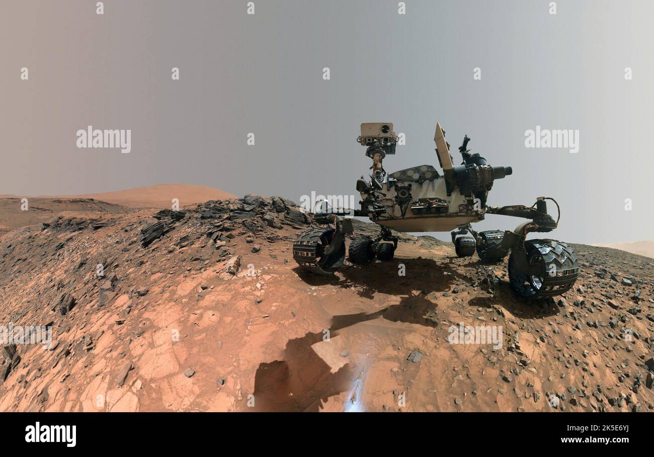 Die NASA findet auf dem Mars uraltes organisches Material, geheimnisvolles Methan. Dieses tiefwinkelige Selbstporträt des NASA-Mars-Rover Cursorry zeigt das Fahrzeug an dem Ort, von dem aus es nach unten griff, um in ein Gesteinsziel namens „Buckskin“ auf dem unteren Mount Sharp zu bohren. Der Neugier-Rover der NASA hat neue Beweise gefunden, die in Gesteinen auf dem Mars aufbewahrt wurden, was darauf hindeutet, dass der Planet das alte Leben hätte unterstützen können, sowie neue Beweise in der Mars-Atmosphäre, die sich auf die Suche nach aktuellem Leben auf dem Roten Planeten beziehen. Eine einzigartige Version eines Originalbildes der NASA. Quelle: NASA/JPL-Caltech/MSSS Stockfoto