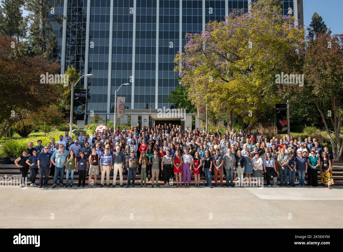 Mitglieder des Perseverance Rover Science Team posieren am 7. Juni 2022 im Jet Propulsion Laboratory der NASA, das die Mission leitet. Stockfoto