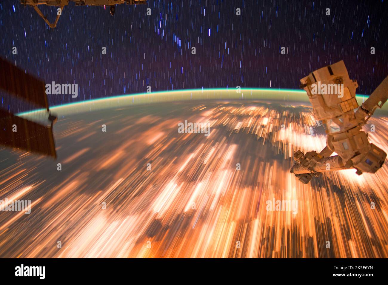 Astronauten auf der Internationalen Raumstation haben am 3. Oktober 2016 eine Reihe unglaublicher Sternpfade-Bilder aufgenommen, als sie mit einer Umlaufbahn von 17.500 Meilen pro Stunde umkreisten. Die Station umkreist die Erde alle 90 Minuten, und Astronauten an Bord sehen durchschnittlich 16 Sonnenauf- und -untergänge alle 24 Stunden. Eine einzigartige Version eines Originalbildes der NASA. Quelle: NASA? Stockfoto