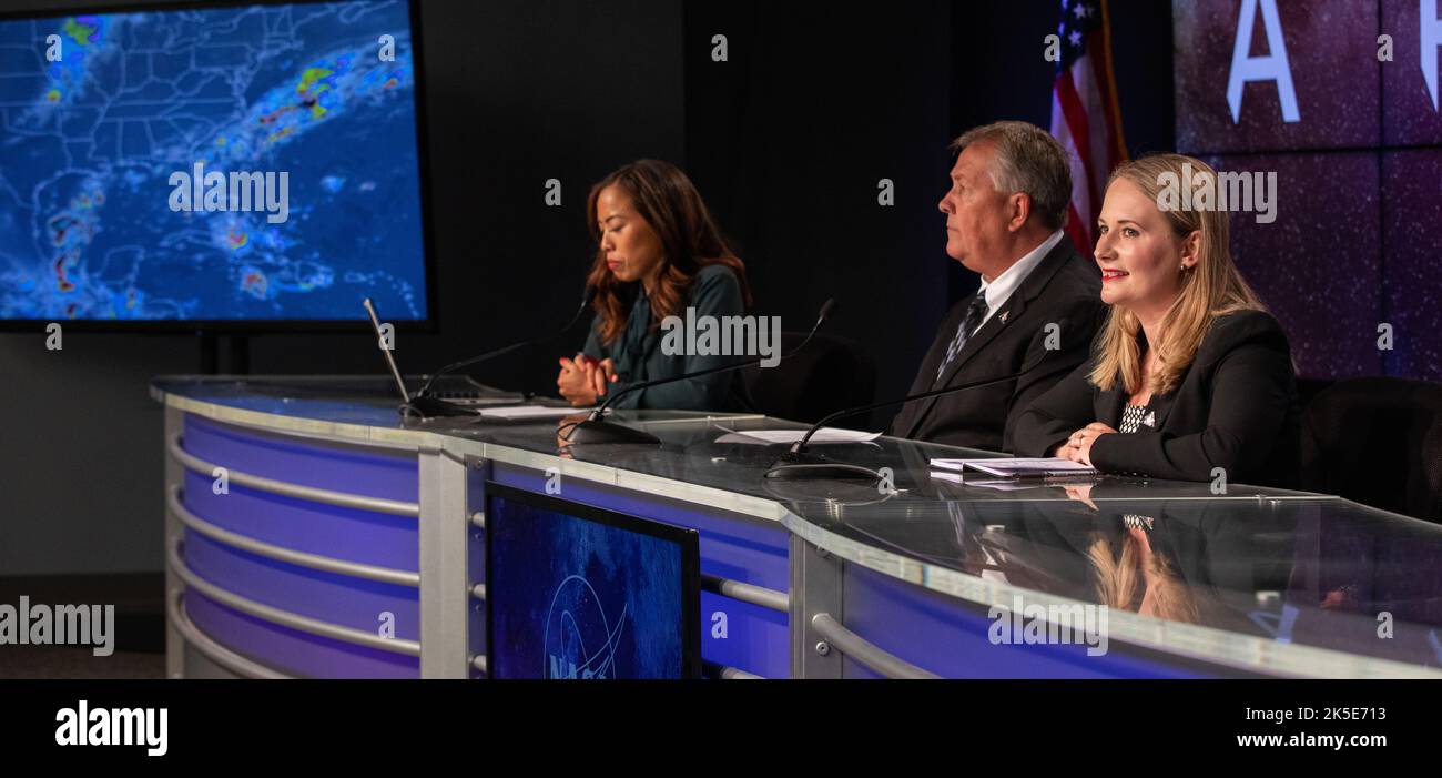 Am 28. August findet im Kennedy Space Center der NASA in Florida eine Medienbesprechung zum Status des Artemis-Countdowns statt. Von links sind Megan Cruz, NASA Communications; Jeff Spaulding, Artemis I Senior NASA Test Director; Melody Lovin, Wetteroffizier, Space Launch Delta 45. Artemis I soll am 29. August um 8:33 Uhr EDT vom Kennedy Launch Complex 39B starten. Artemis I ist die erste in einer Reihe von zunehmend komplexen Missionen und wird eine Grundlage für die Erforschung des menschlichen Tiefraums schaffen und unser Engagement und unsere Fähigkeit demonstrieren, die menschliche Präsenz auf den Mond und darüber hinaus auszuweiten. Der Stockfoto