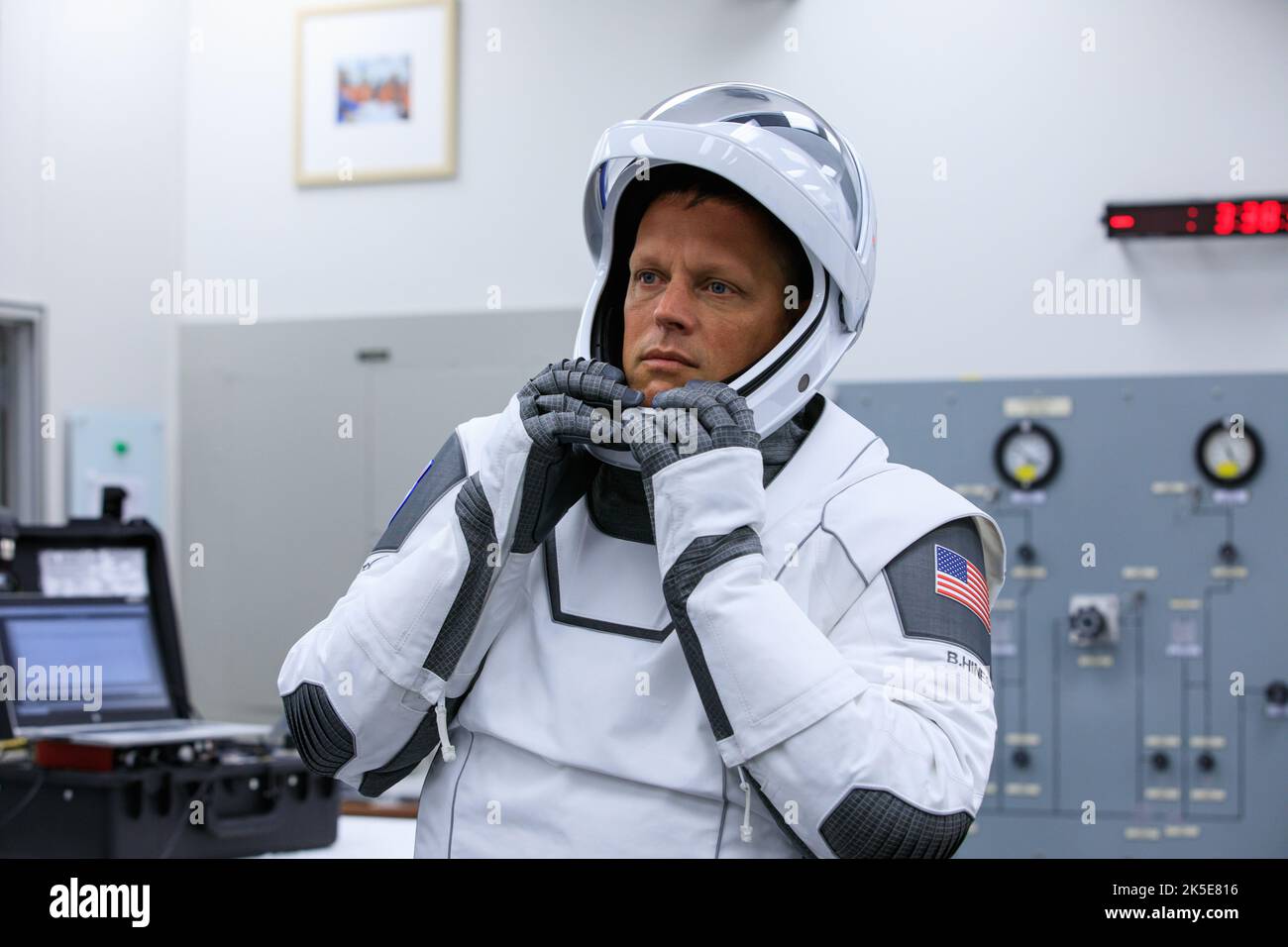 Der NASA-Astronaut Bob Hines passt seinen Helm im Ankleideraum im Neil A. Armstrong Operations and Checkout Building des Kennedy Space Centers während der TrockenGeneralprobe der NASA SpaceX Crew-4 am 20. April 2022 an. Hines wird zusammen mit den Crew-4-Astronauten Kjell Lindgren, Jessica Watson und Samantha Cristoforetti am 23. April 2022 um 5:26 Uhr EDT vom Kennedy Launch Complex 39A abheben. Die von der Crew-4-Crew unter dem Namen Freedom benannte Falcon 9-Rakete und Crew Dragon von SpaceX wird die Astronauten im Rahmen des Commercial Crew Program der NASA zur Internationalen Raumstation bringen. Stockfoto