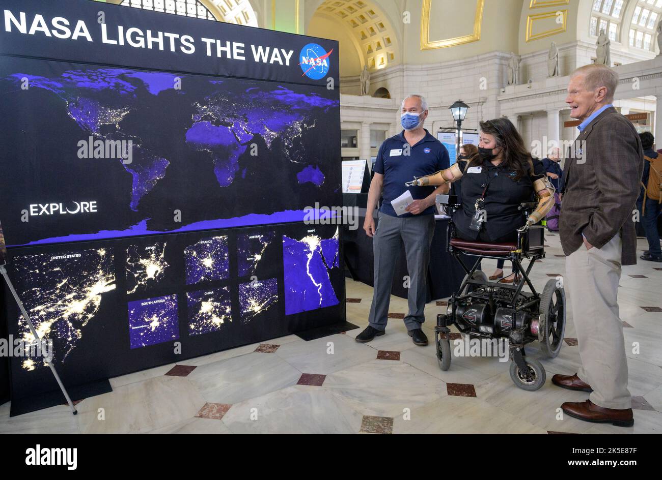 NASA-Administrator Bill Nelson, rechts, besucht die Exponate der NASA während des Earth Day, Freitag, 22. April 2022, auf der Union Station in Washington. Stockfoto