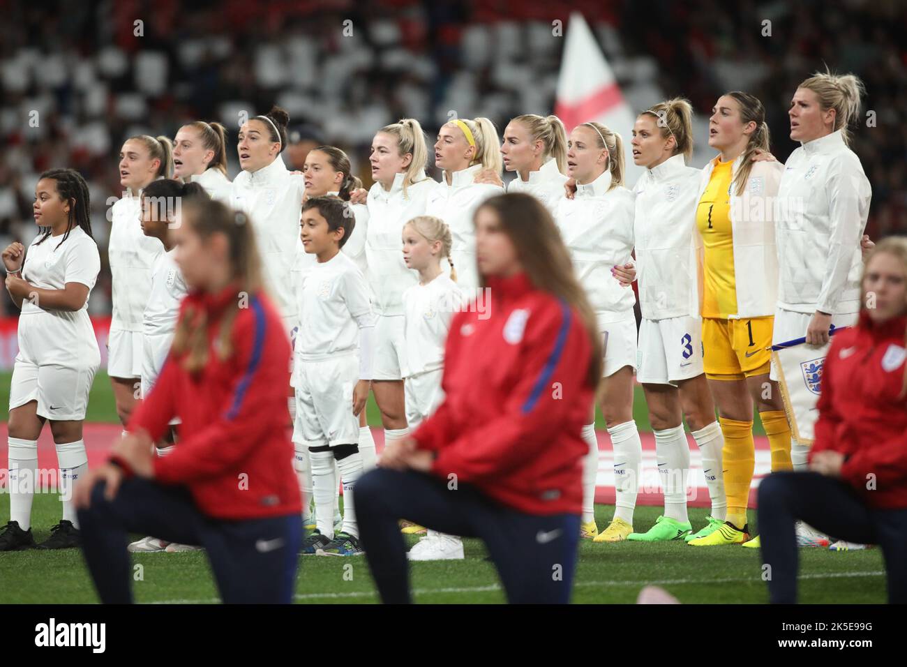 London, Großbritannien. 07. Oktober 2022. England Lionesses singen die Nationalhymne vor dem Internationalen Freundschaftsspiel zwischen England Lionesses und USA Women im Wembley Stadium, London, England am 7. Oktober 2022. Foto von Joshua Smith. Nur zur redaktionellen Verwendung, Lizenz für kommerzielle Nutzung erforderlich. Keine Verwendung bei Wetten, Spielen oder Veröffentlichungen einzelner Clubs/Vereine/Spieler. Kredit: UK Sports Pics Ltd/Alamy Live Nachrichten Stockfoto