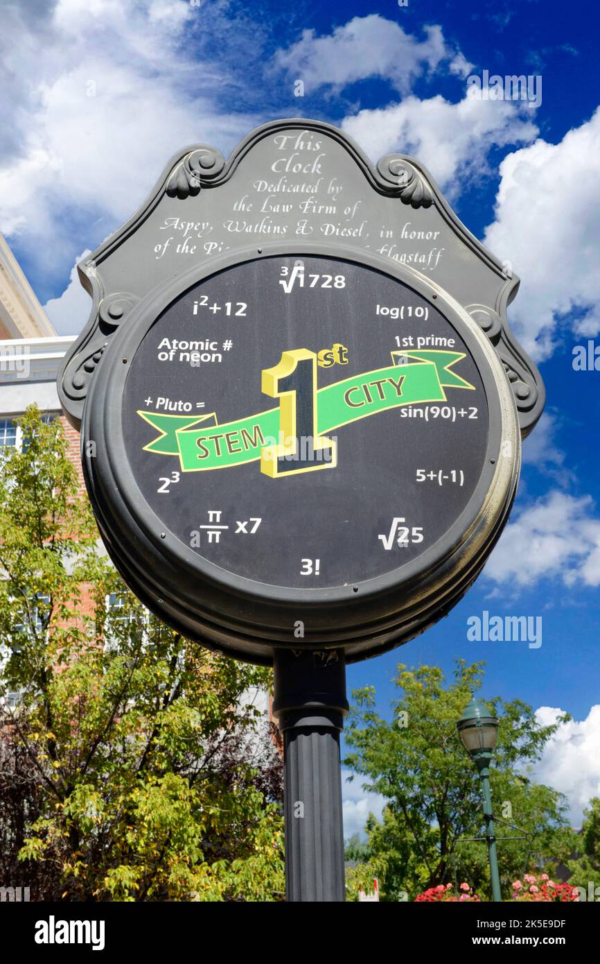 Einmal eine Uhr, jetzt ein mathematisches Rätsel in der Innenstadt von Flagstaff, AZ Stockfoto
