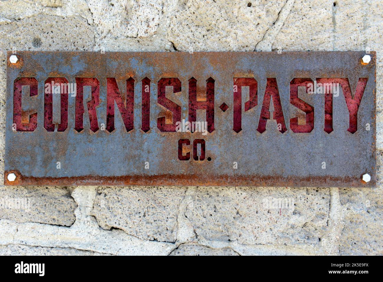 Das Metallwandschild der Cornish Pasty Company Gastropub in der San Francisco Street in Flagstaff, AZ Stockfoto