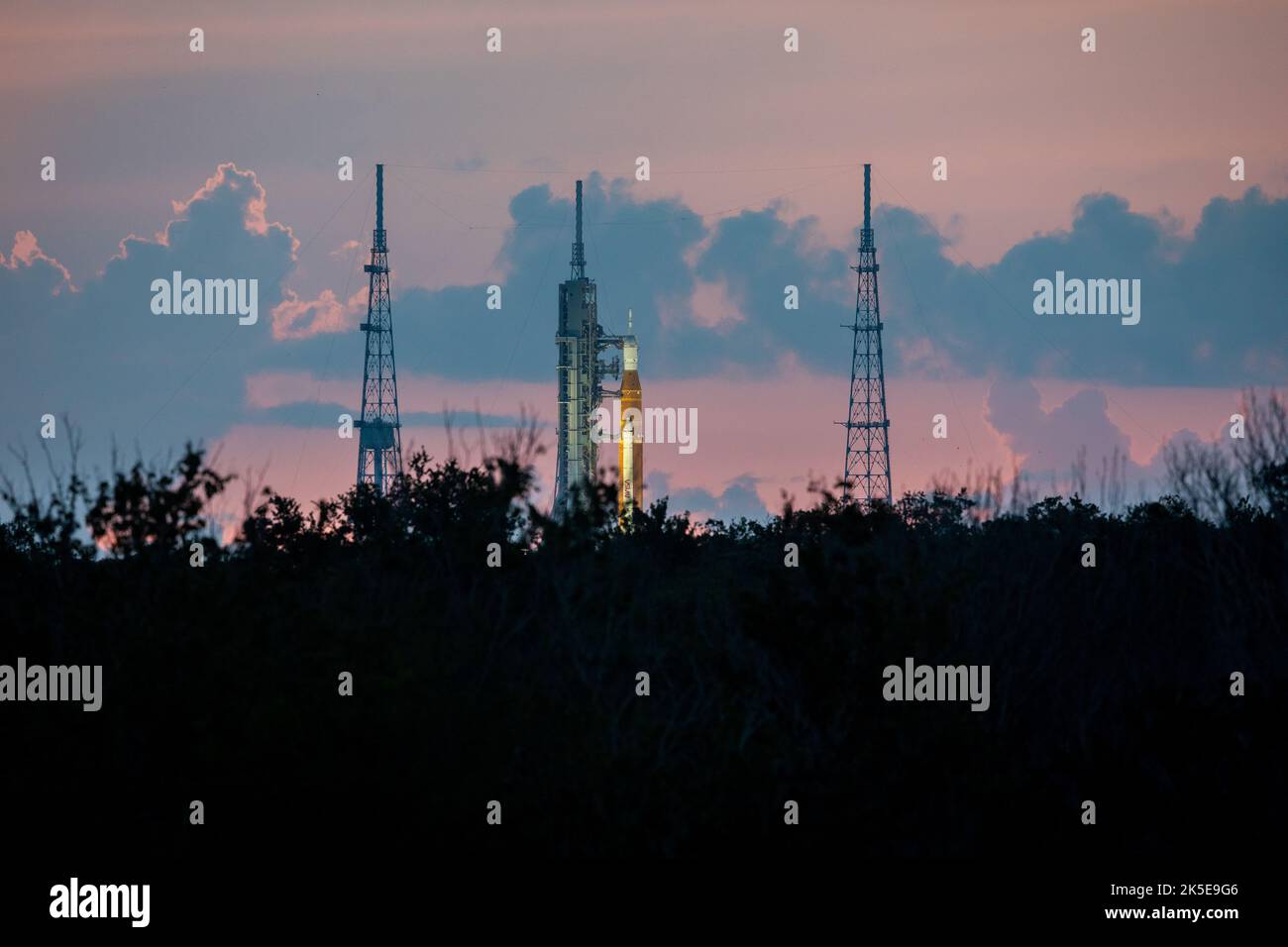 Eine Sonnenaufgangsansicht des NASA-Weltraumstartsystems und der Orion-Raumsonde für Artemis I auf dem Pad im Launch Complex 39B im Kennedy Space Center der NASA in Florida am 22. August 2022. Die Markteinführung von Artemis I ist für den 29. August 2022 um 8:33 Uhr EDT geplant. Artemis I ist die erste in einer Reihe von zunehmend komplexen Missionen und wird eine Grundlage für die Erforschung des menschlichen Tiefraums schaffen und unser Engagement und unsere Fähigkeit demonstrieren, die menschliche Präsenz auf den Mond und darüber hinaus auszuweiten. Das primäre Ziel von Artemis I ist es, die integrierten Systeme vor Missionen mit Besatzungsmacht durch den Betrieb des Spacec gründlich zu testen Stockfoto