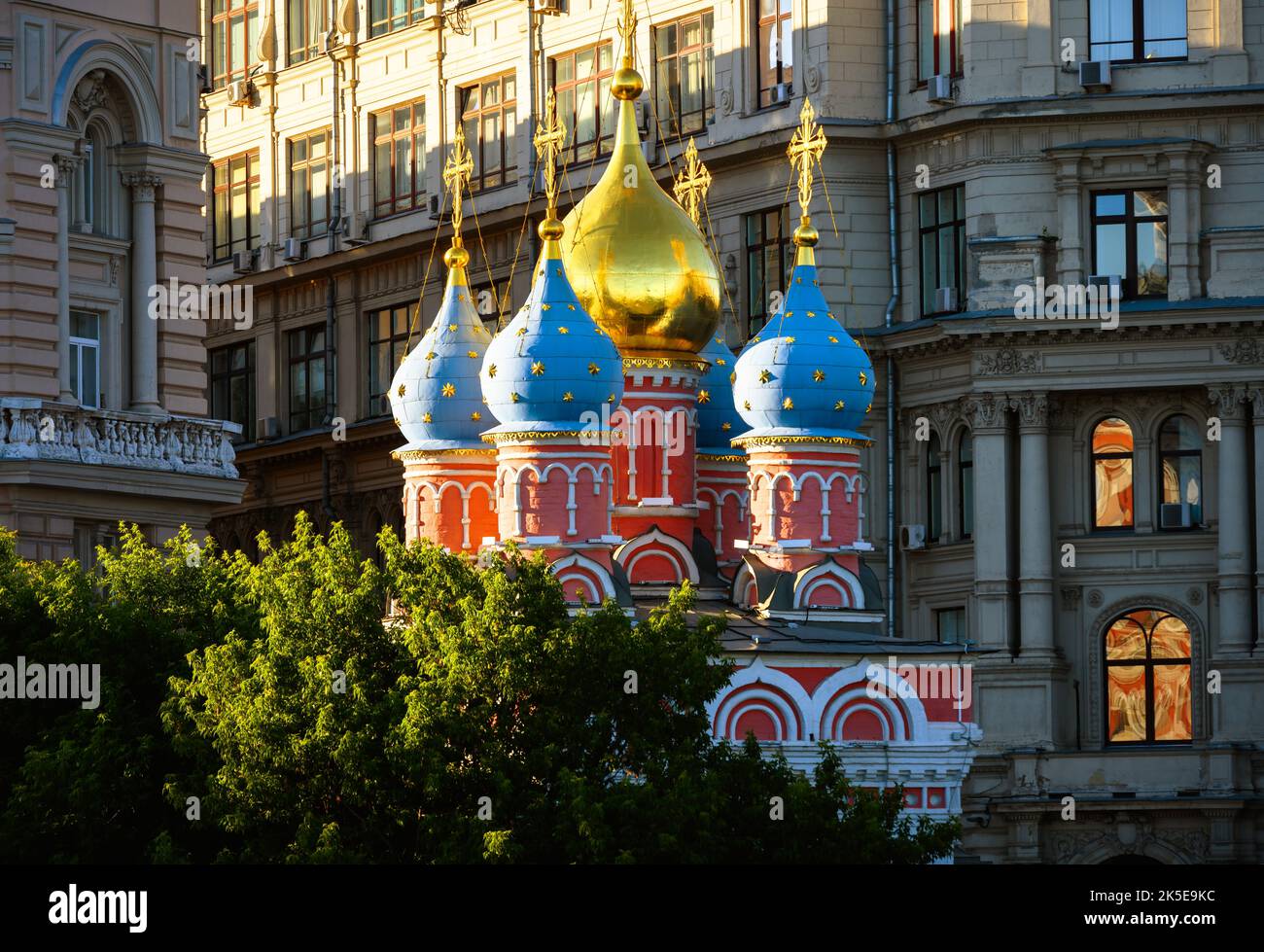 Kirche des heiligen Georg in Moskau, Russland. Landschaft von alten russisch-orthodoxen Tempel und Gebäuden. Schöne Kirche im Zentrum von Moskau im Sommer. Thema o Stockfoto