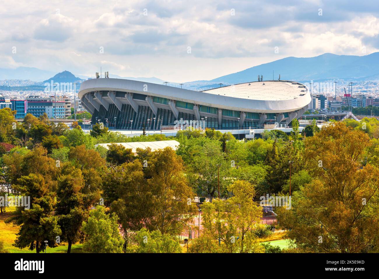 Landschaft von Piräus, Athen, Griechenland. Panoramablick auf das Friedens- und Freundschaftsstadion im Sommer auf Bergkulisse. Thema Sport, Wahrzeichen, Tour Stockfoto