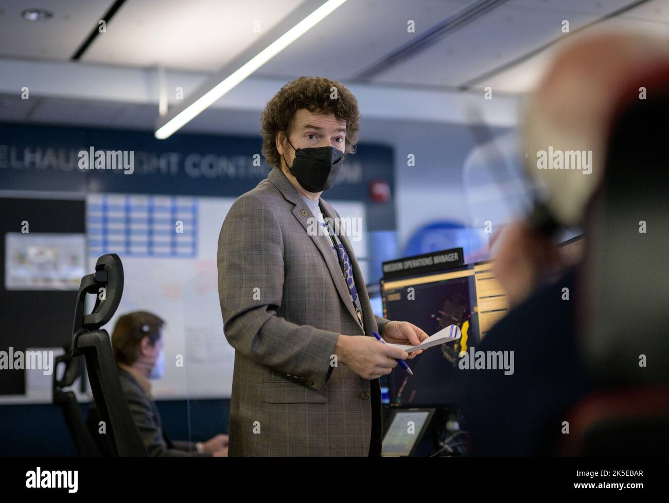 Der Missionsleiter der NASA überwacht die Drehung des zweiten primären Spiegelflügels des James Webb Space Telescope im Mission Operations Center in Baltimore. Webb, ein 6,5-Meter-Infrarot-Teleskop, das nach dem Start eingesetzt wurde, um die kosmische Geschichte vom Sonnensystem bis zu entfernten Galaxien zu untersuchen. Stockfoto
