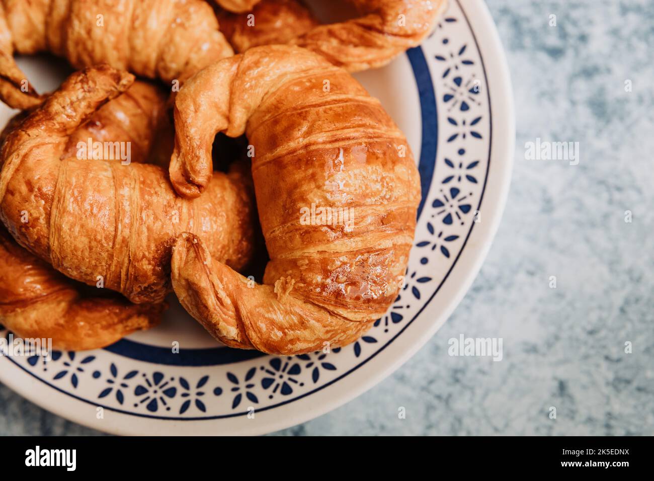 Vintage-Teller mit Medialunas, argentinischem süßen Croissant. Stockfoto