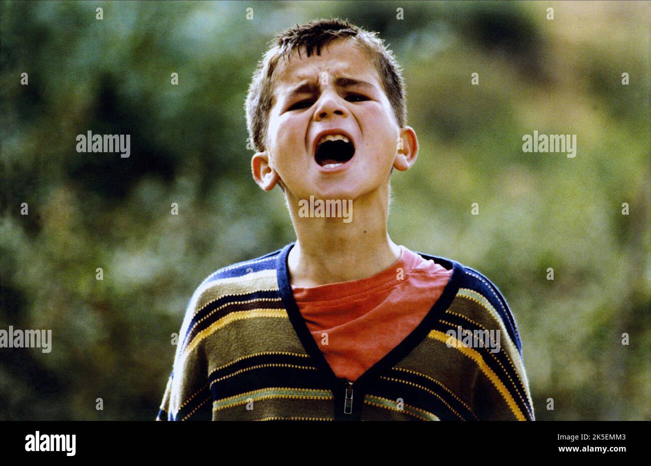 SCHREIENDE FLÜCHTLINGSKIND, SCHILDKRÖTEN KÖNNEN FLIEGEN, 2004 Stockfoto