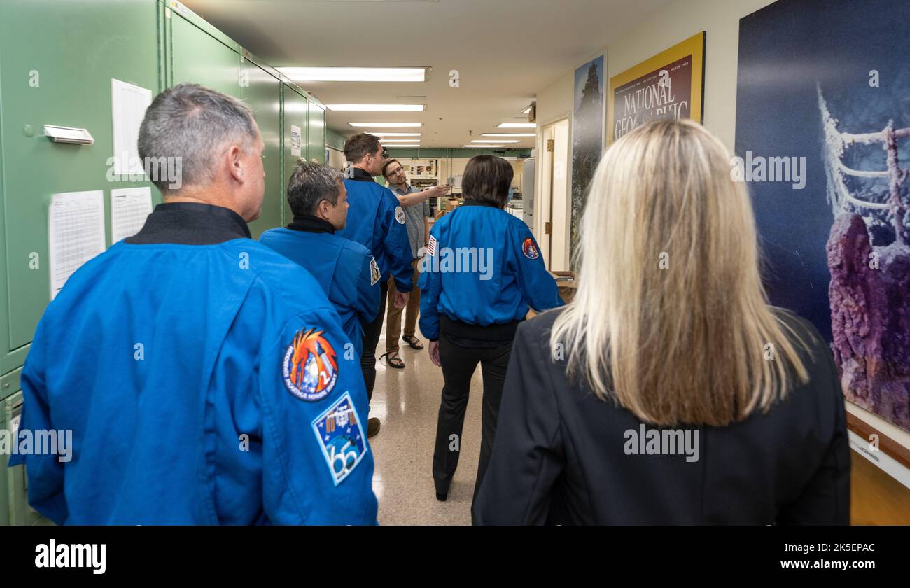 Fotoingenieur Tom O’Brien trifft auf SpaceX Crew-2-Astronauten während einer Tour im National Geographic Headquarters in Washington, D.C.; Crew-2 absolvierte eine 198-tägige ISS-Mission für die Expeditionen 65 und 66 im Rahmen des Commercial Crew Program der NASA. Stockfoto