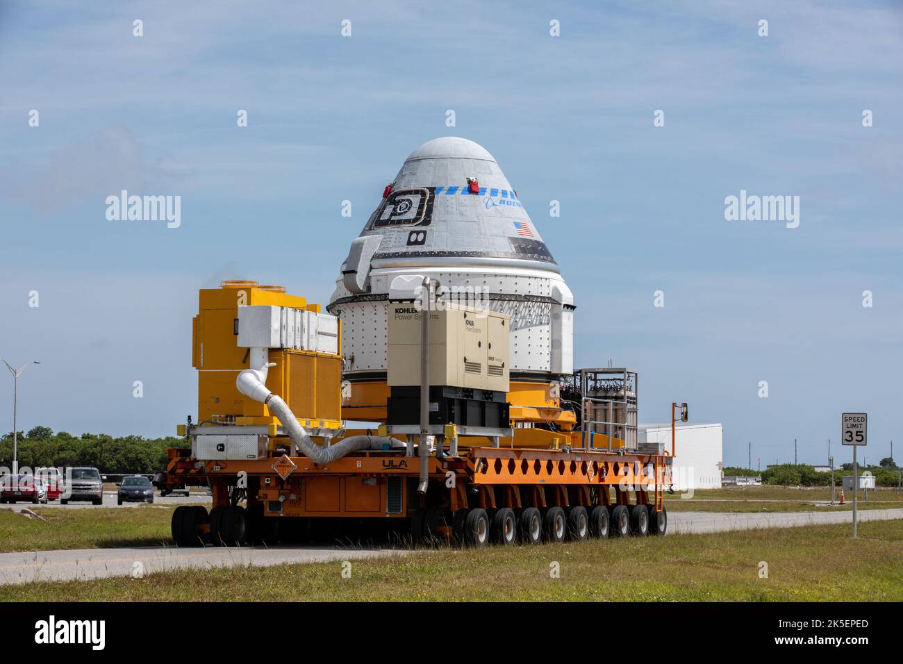 Am 4. Mai 2022 rollt die Boeing-Raumsonde CST-100 Starliner aus der Commercial Crew and Cargo Processing Facility des Unternehmens im Kennedy Space Center der NASA in Florida aus. Das Raumschiff wird die Reise zur Vertical Integration Facility im Space Launch Complex-41 auf der Cape Canaveral Space Force Station machen, wo es auf einer United Launch Alliance ATLAS V-Rakete für den zweiten Orbital Flight Test (OFT-2) von Boeing zur Internationalen Raumstation für die NASA Commercial Crew gesichert wird Programm. Stockfoto