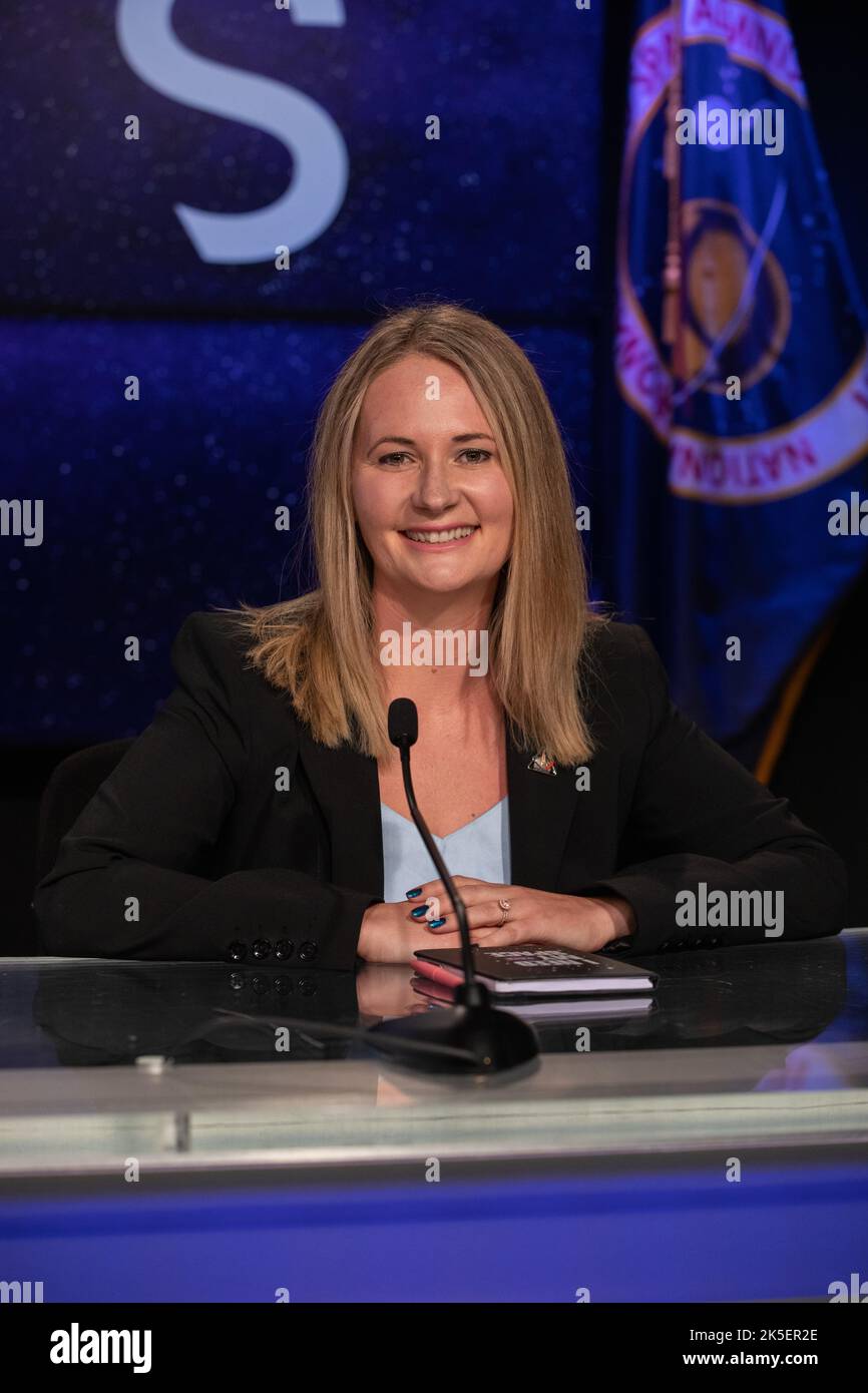 Melody Lovin, Wetterbeauftragter, Space Launch Delta 45, wird am 27. August 2022 im Kennedy Space Center der NASA in Florida während eines Artemis I-Missionsstatusbesprechens vorgestellt. Die NASA-Rakete und die Orion-Raumsonde sollen spätestens am 29. August 2022 um 8:33 Uhr EDT vom Kennedy-Launch-Komplex 39B abheben. Stockfoto