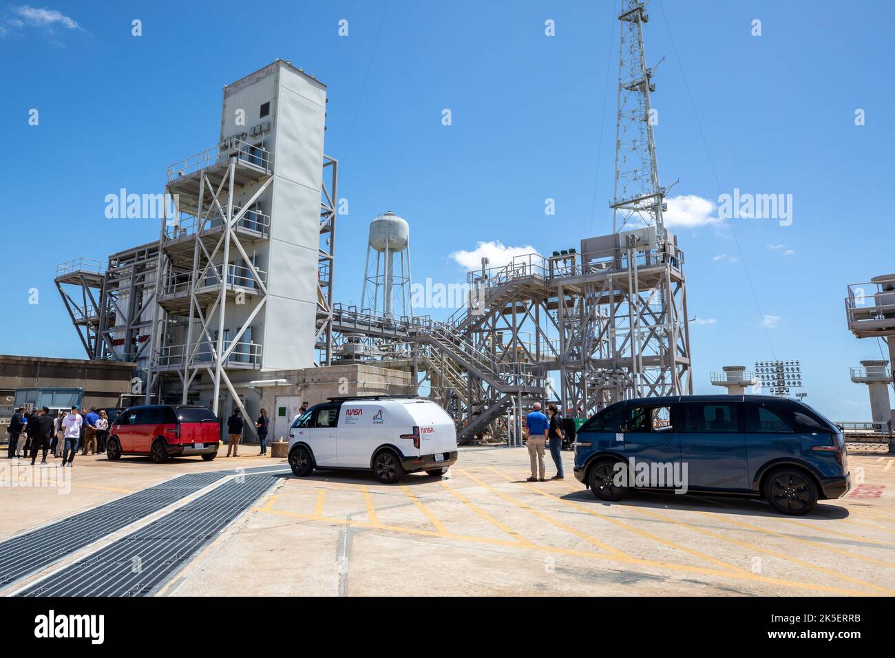 Am 11. Mai 2022 werden im Launch Complex 39B im Kennedy Space Center der NASA in Florida mehrere Konzeptentwürfe für Artemis Crew Transportfahrzeuge (CTV) aufgestellt. Canoo Technologies Inc. Erhielt den Auftrag, die nächste Generation von CTVs für die Artemis-Mission mit Crewed zu entwerfen und zu liefern. Vertreter von Canoo waren am Weltraumbahnhof und demonstrierten die umweltfreundliche Fahrzeugflotte. Artemis II wird die erste Artemis-Mission an Bord von Orion sein. In späteren Missionen wird die NASA die erste Frau und die erste farbige Person auf die Oberfläche des Mondes bringen und damit den Weg ebnen Stockfoto