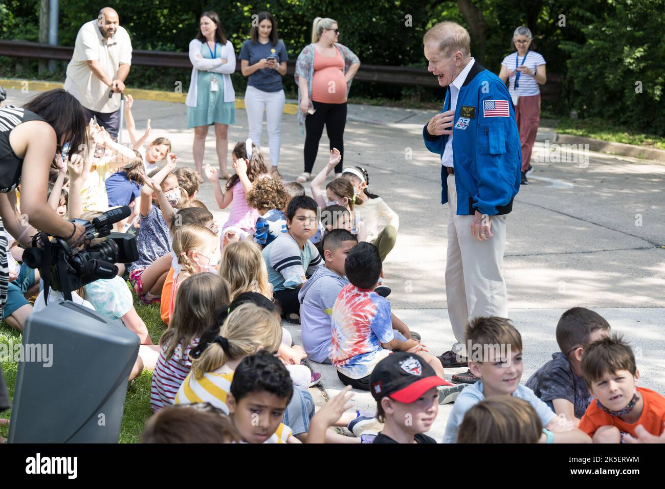 NASA-Administrator Bill Nelson spricht mit Studenten während eines Besuchs der Arlington Science Focus Elementary School, Freitag, 10. Juni 2022, in Arlington, Virginia. Stockfoto