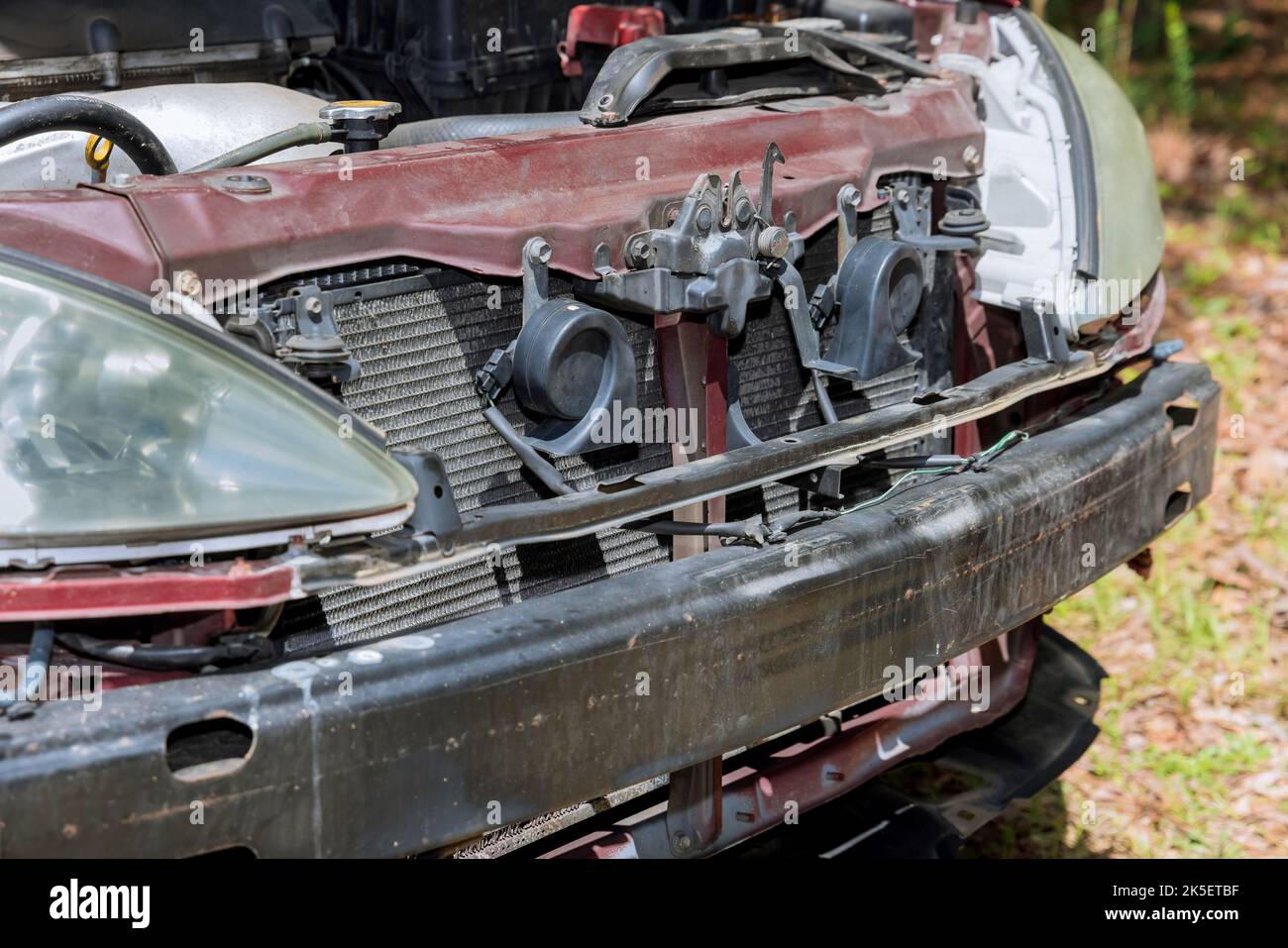 Bei einem Unfall musste der Stoßfänger des Fahrzeugs aufgrund von Schäden ersetzt werden Stockfoto