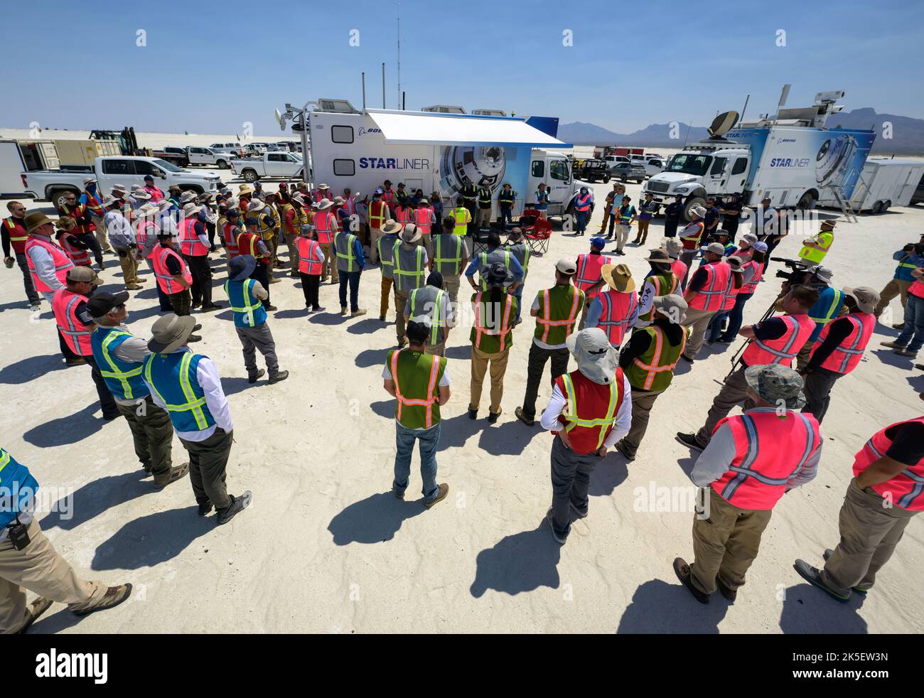 NASA- und Boeing-Teams bereiten sich auf die Landung des Boeing-Raumschiffs CST-100 Starliner am 25. Mai 2022 im Space Harbour der White Sands Missile Range in New Mexico vor. Boeings Orbital Flight Test-2 (OFT-2) ist der zweite unbemundete Flugtest von Starliner zur Internationalen Raumstation im Rahmen des NASA Commercial Crew Program. OFT-2 dient als durchgängiger Test der Systemfunktionen. Stockfoto