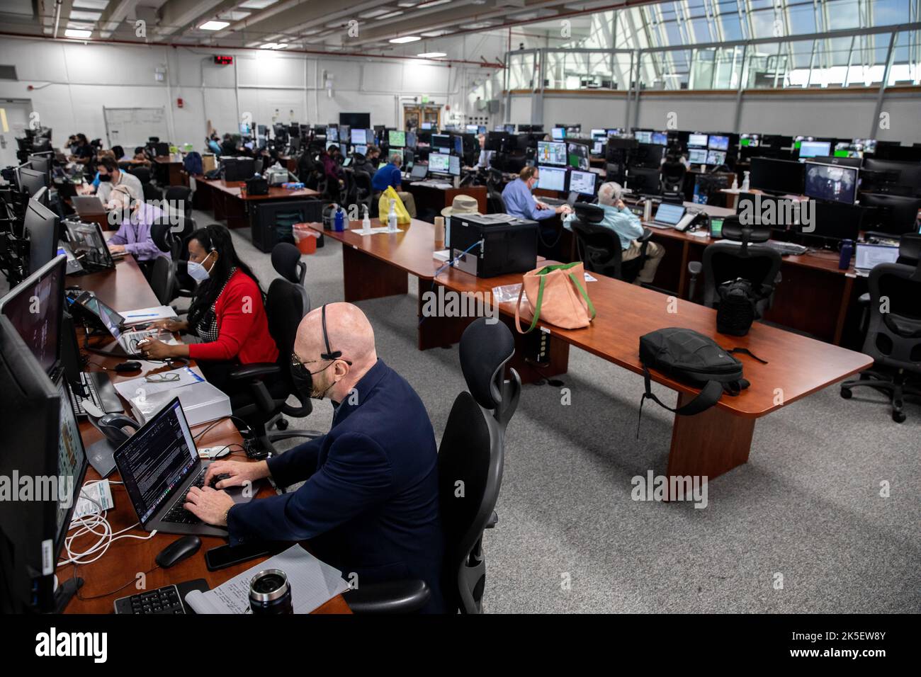 Artemis-Teams führen am 4. August 2022 die letzte Simulation für die Artemis-I-Mission im Launch Control Center des NASA-Weltraumzentrums in Florida durch. Artemis I wird der erste integrierte Test der NASA-Rakete (SLS) und der Orion-Raumsonde sein. Während des Fluges wird Orion auf der mächtigsten Rakete der Welt starten und weiter fliegen als jedes andere Raumschiff für Menschen je geflogen ist. Das Raumschiff wird länger im Weltraum bleiben als jedes menschliche Raumschiff, ohne an die Internationale Raumstation anzudocken und schneller als je zuvor nach Hause zurückkehren zu können. Stockfoto