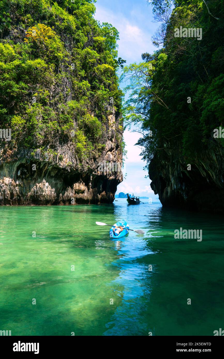 Tolle Aussicht auf die Lagune auf Koh Hong Insel vom Kajak aus. Lage: Koh Hong Insel, Krabi, Thailand, Andamanensee. Künstlerisches Bild. Beauty-Welt. Stockfoto