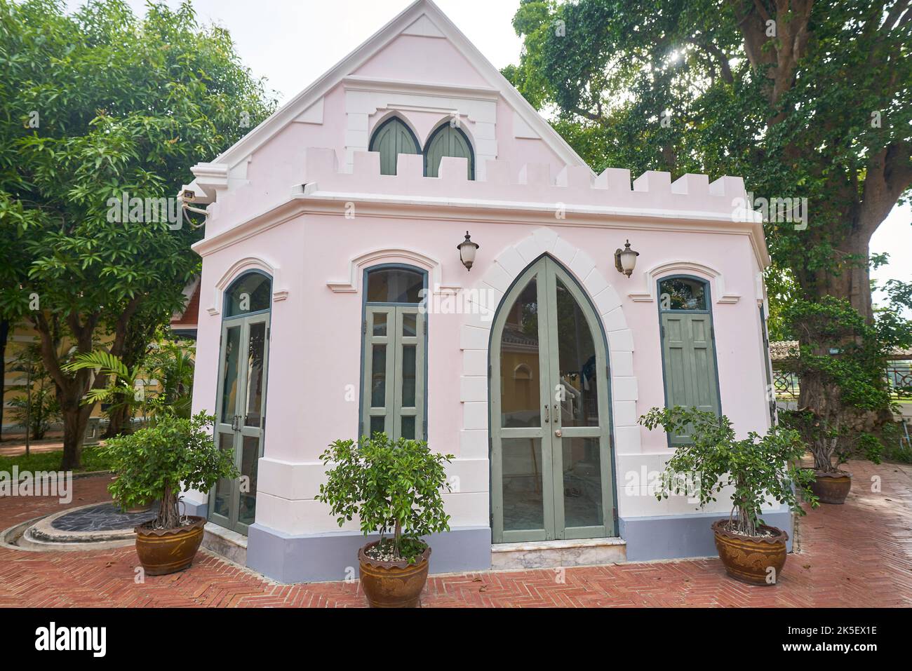 Ein ungewöhnlicher thailändischer Tempel, der im Design einer christlichen Kirche gebaut wurde, aufgenommen in Ayutthaya, Thailand. Stockfoto