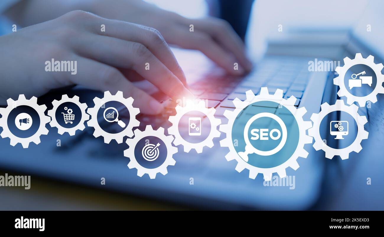 SEO, Suchmaschinenoptimierung Ranking Konzept. Digitale Marketing-Strategie zur Förderung von Traffic auf Website. Arbeiten am Computer mit dem Symbol von Magni Stockfoto