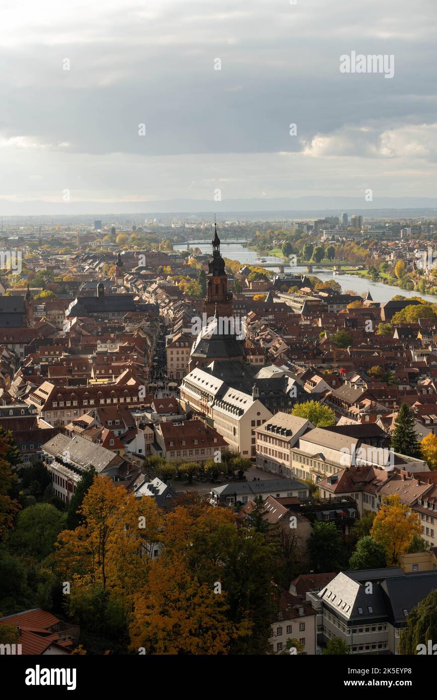 Eine vertikale Aufnahme einer gotischen Kathedrale in Heidelberg, Deutschland, mit hohen Türmen, die an einem sonnigen Tag die Stadt überblicken Stockfoto