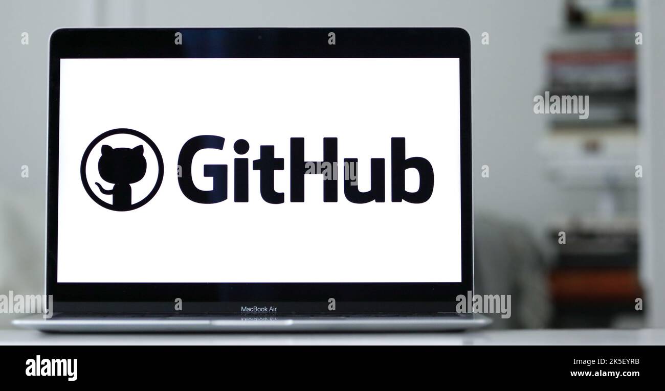 Das Logo von GitHub, einem Microsoft-eigenen Service, der Internetspeicher für die Softwareentwicklung und Versionskontrolle bietet, auf einem Laptop-Display Stockfoto