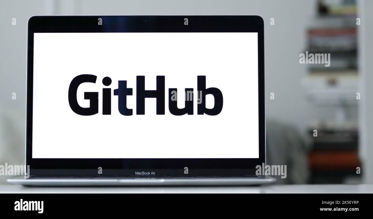 Das Logo von GitHub, einem Microsoft-eigenen Service, der Internetspeicher für die Softwareentwicklung und Versionskontrolle bietet, auf einem Laptop-Display Stockfoto