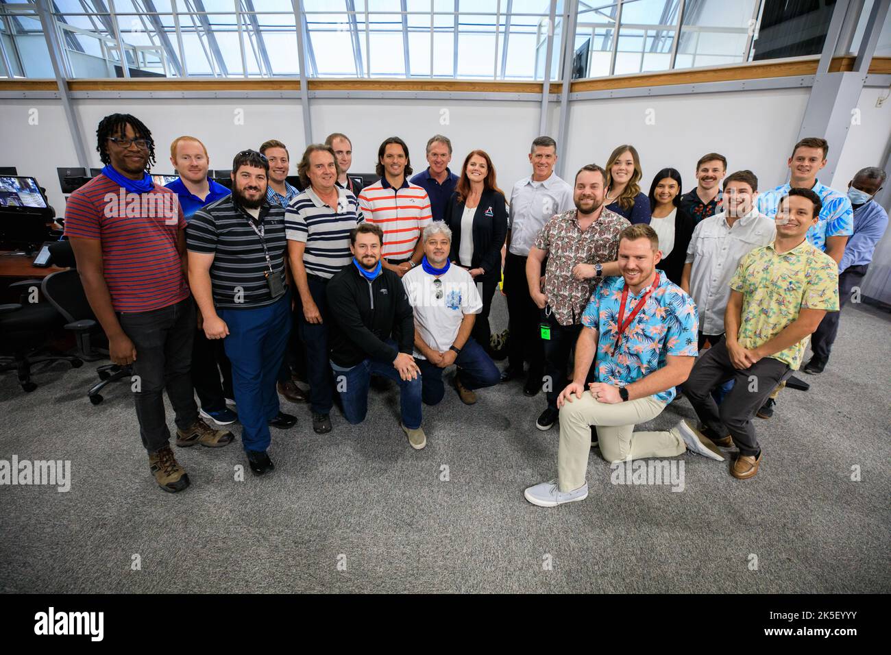 Mitglieder des Artemis I Launch Teams werden während einer Zertifizierungszeremonie am 12. August 2022 im Firing Room 2 des Rocco A. Petrone Launch Control Center im Kennedy Space Center der NASA in Florida fotografiert. In der Mitte ist Artemis I Launch Director Charlie Blackwell-Thompson. Hinter ihr links ist Mike Bolger, Manager von NASA’s Exploration Ground Systems, und rechts ist Jeremy Graeber, Assistant Launch Director. Die Zeremonie wurde zum Gedenken an die Zertifizierung des Artemis I Launch Teams nach der Launch Simulation im Dezember 2021 abgehalten. Während der Zeremonie, Senior Stockfoto