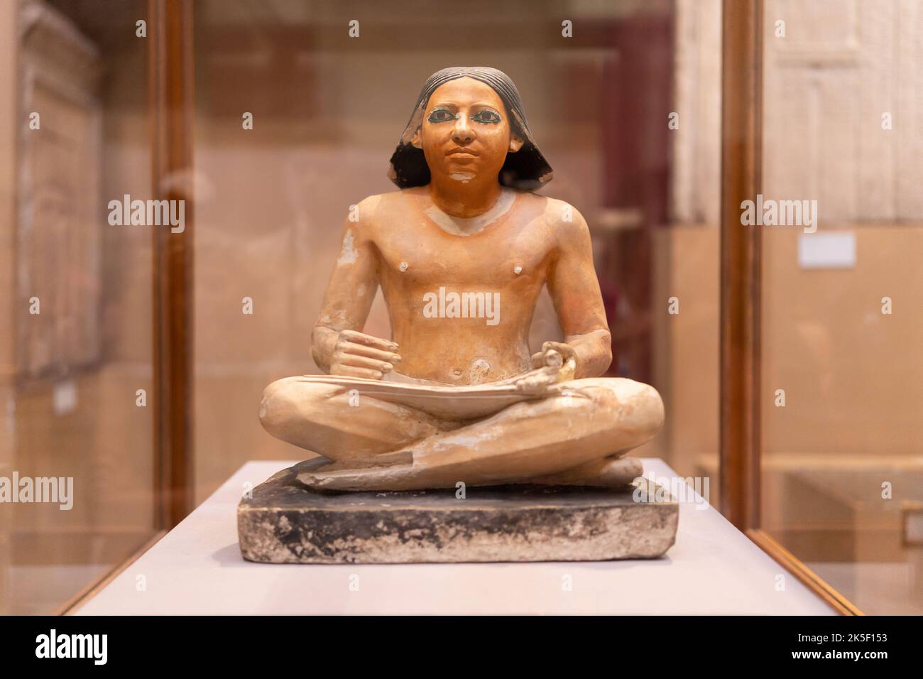 Kairo, Ägypten, 10. juni 2022: Ägyptisches Museum, sitzender ägyptischer Schreiber Stockfoto